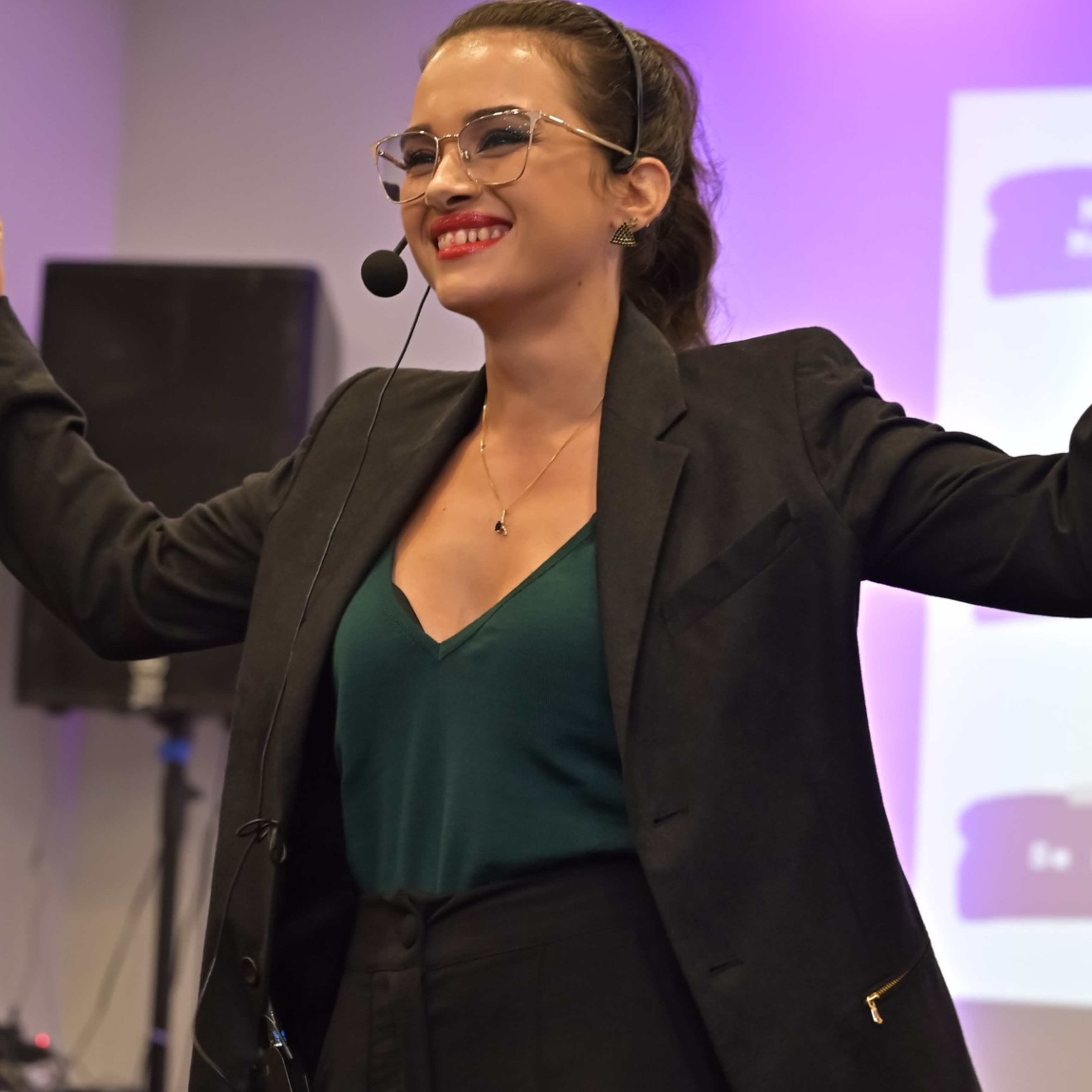 Rafaela Ortiz sorrindo durante uma palestra